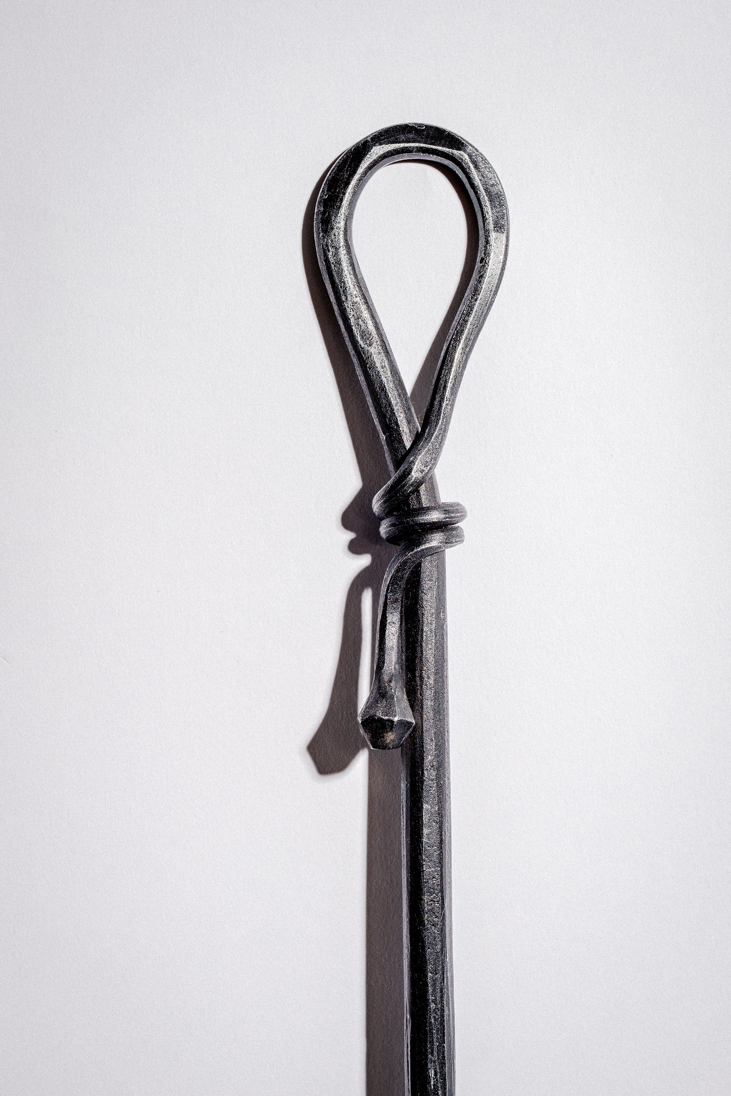 Forged long shoehorn with wall screw